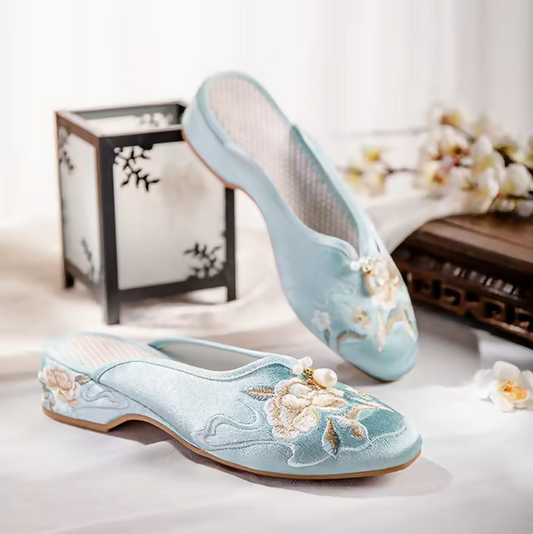 Screenshot 2025-04-15 at 21-29-20 Veowalk Women Satin Cotton Embroidered Pointy Toe Flat Mules Slippers with Pearls Summer Home_Outside Retro Slide Shoes - AliExpress 322